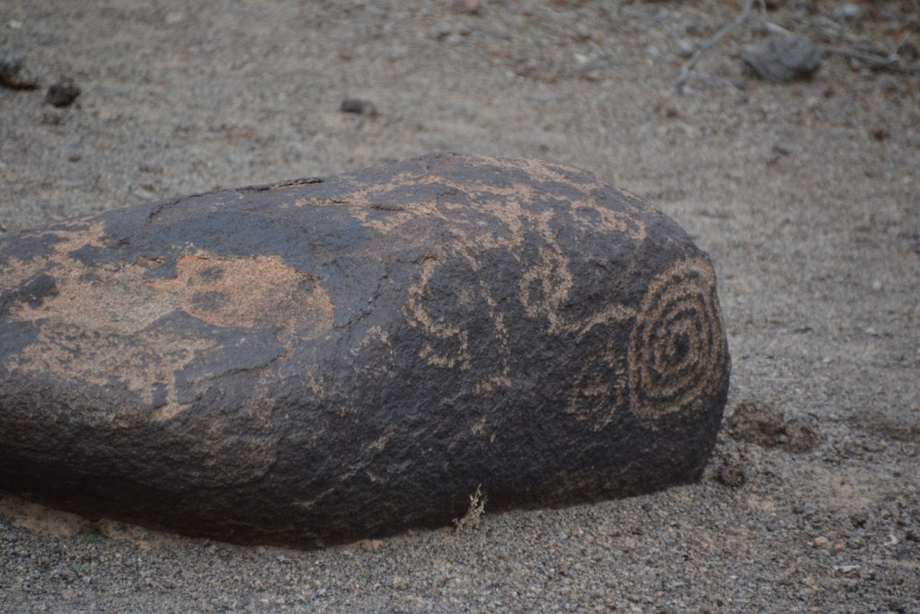 Arizona painted rock petroglyphs, single