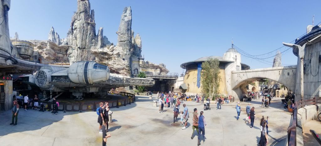 galaxy's edge batuu falcon wide